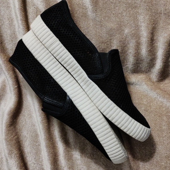 Frye Black Camille Leather Perforated Slip On Shoe, Size 8 - Picture 3 of 15